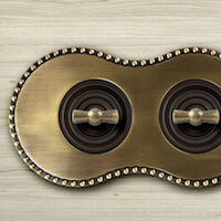 Блок выключателей на 3 поста Шедель, Металл, Цвет рамки: Бронза, Цвет накладки: Коричневый, Цвет ручки: Бронза