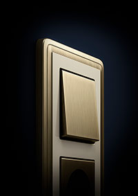 Блок: выключатель и розетка Gira Classix. Рамка: бронза/кремовый. Клавиша: бронза