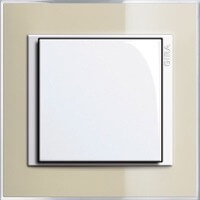 Gira Event Clear. Цвет рамки: Песочный; Цвет вставки и клавиши: Белый глянцевый