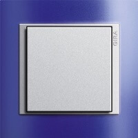 Gira Event Opaque. Цвет рамки: Синий; Цвет вставки и клавиши: Алюминий