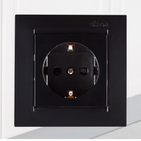 Электрическая розетка Simon 15, Цвет: Черный глянец
