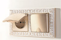 2-местная рамка с влагозащищенной розеткой с защитной крышкой и шторками, цвет рамки: белое золото, цвет механизма: шампань рифленый