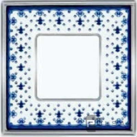 Рамка
Vintage Porcelain,  1 пост,   цвет - хром блестящий (bright chrome), голубая лилия,  вертикальная,  горизонтальная,  металл,  фарфор / керамика,  FD01341AZCB,  FEDE
 - PULSAL.RU