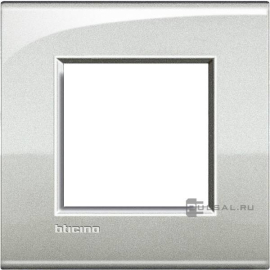 Рамка
LivingLight AIR,  1 пост,   цвет - лунное серебро,  вертикальная,  горизонтальная,  металл,  LNE4802GL,  BTicino
 - PULSAL.RU